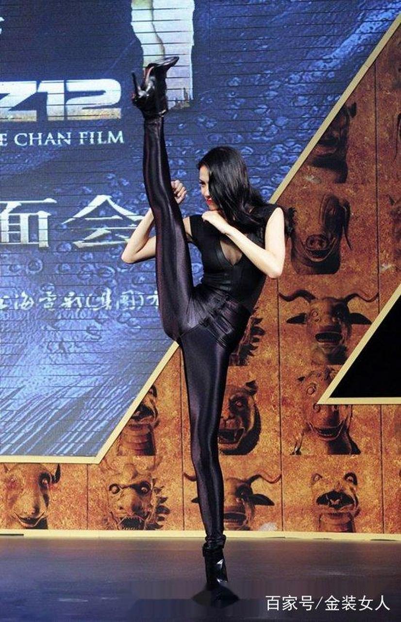 简直就是小kiss,看来不管是练舞蹈还是练武术的,身体柔韧度是相当惊人