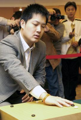 常昊近况:亲自给50岁妻子颁奖,结婚20年依然恩爱,女儿不爱下棋