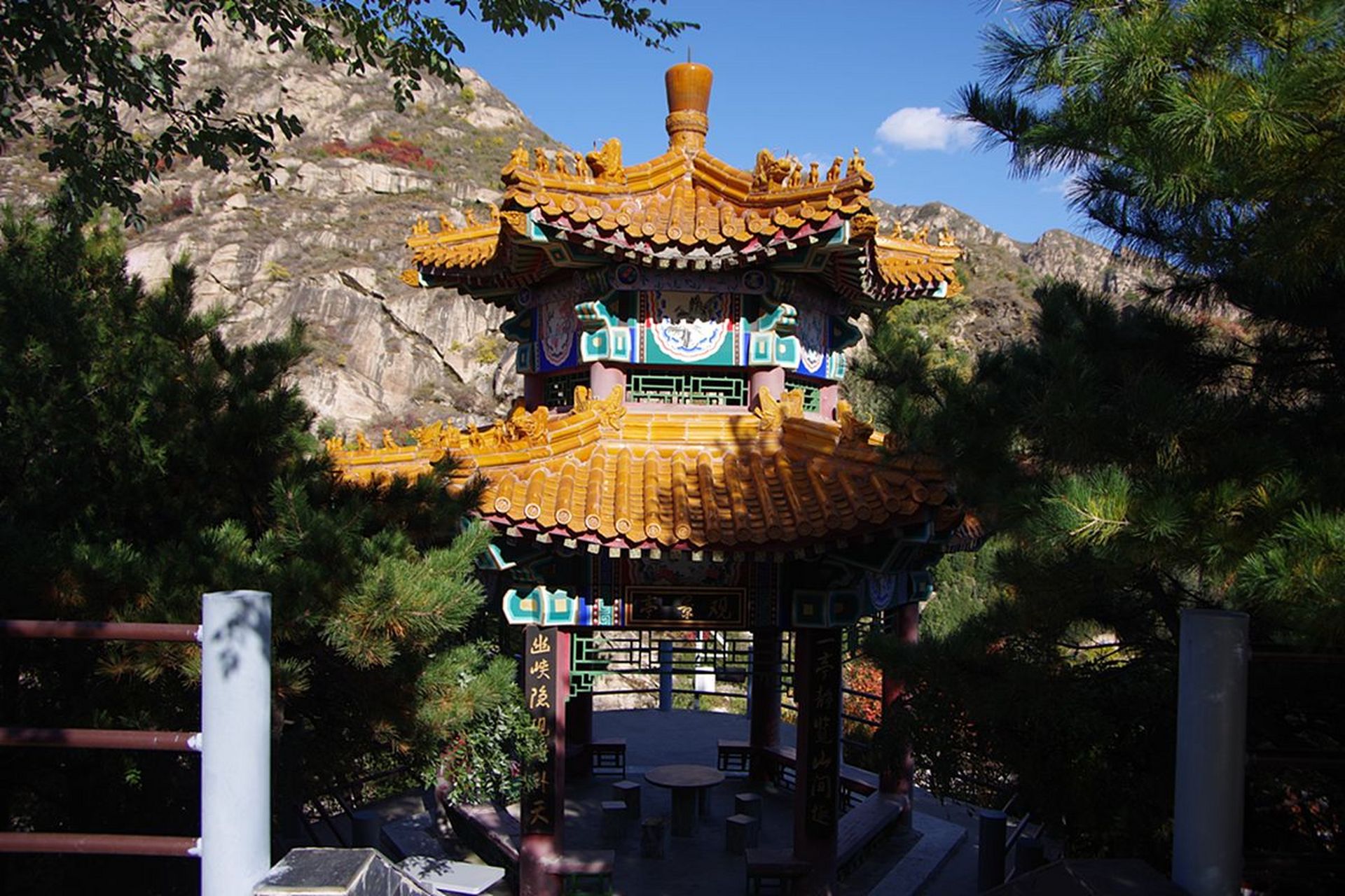 北京龙门口是一处历史文化景区,位于北京市房山区青龙湖镇境内