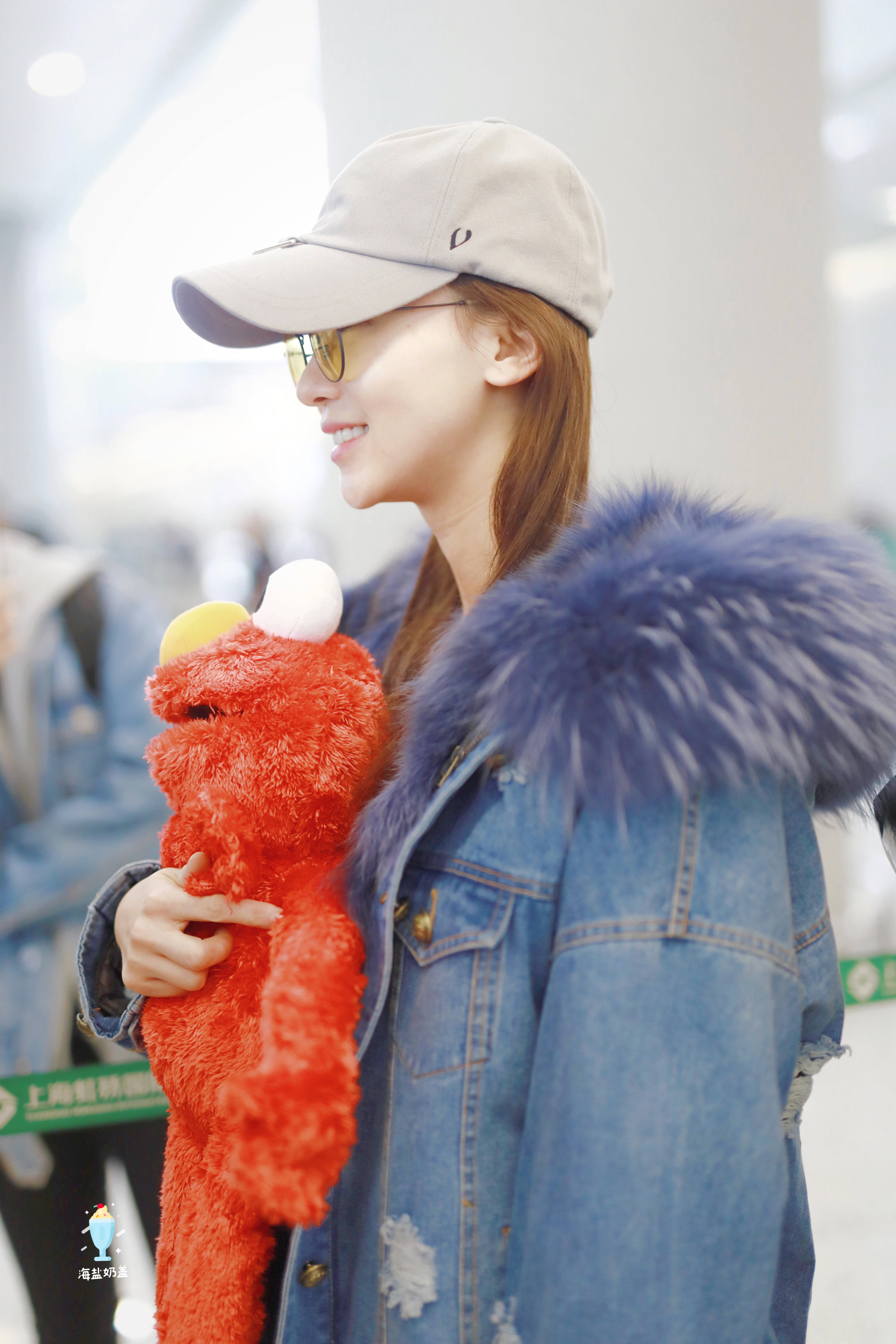 吴谨言戴棒球帽和墨镜穿毛绒领牛仔衣现身机场,皮肤白皙笑容灿烂