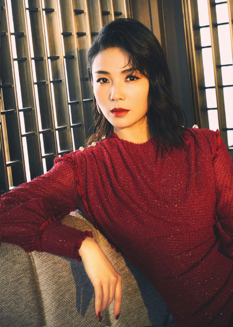 一袭红色亮面开叉长裙温婉优雅,复古风微卷中长发搭配精致眼妆,一抹