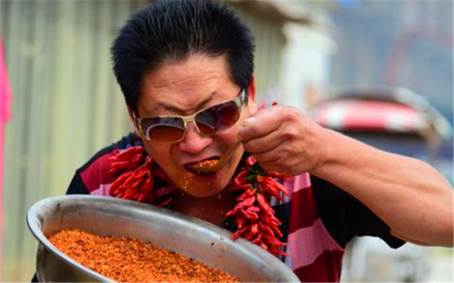 湖南人吃辣厉害到吃饭时,辣椒与主食各占一半的地步.