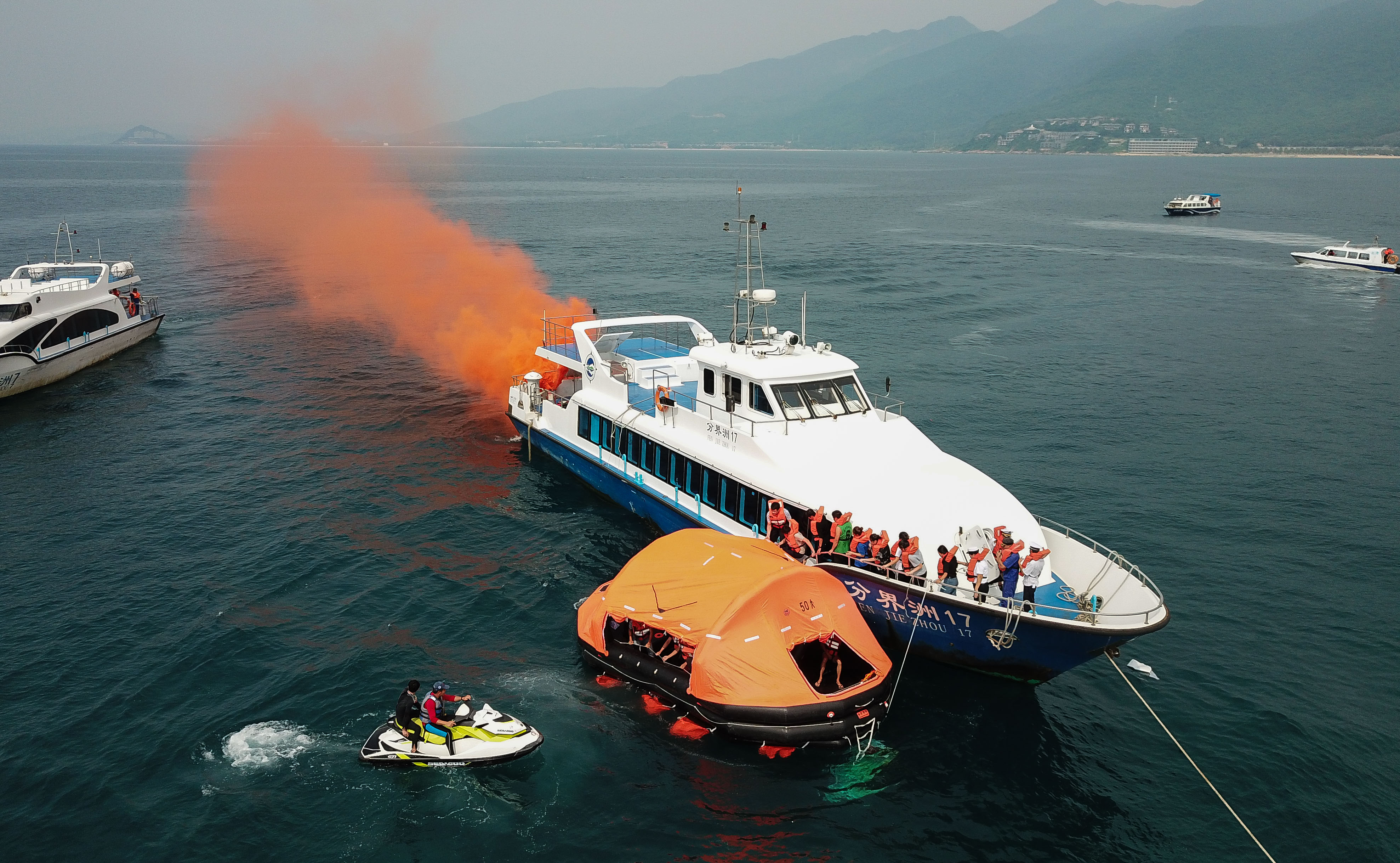 海南陵水举行船舶消防救生演习(2)