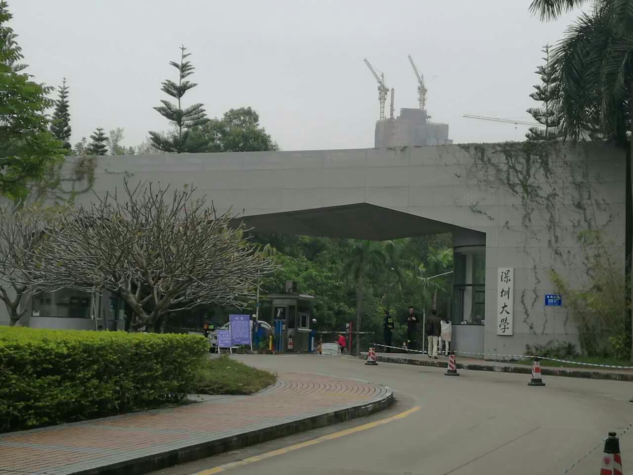 男生混入女生浴室偷拍,男女混合宿舍楼是否该存在