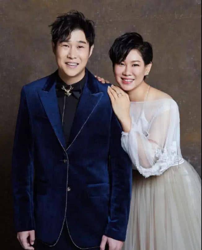 小沈阳妻子决心减肥,一个月瘦成这样,晒合照让人惊艳了