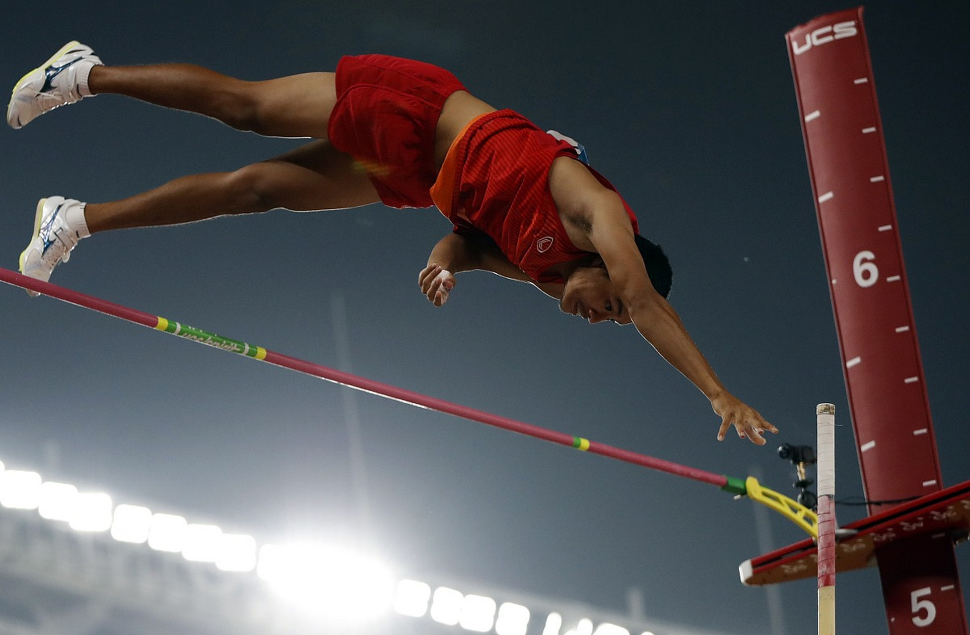 跨越式跳高要求单脚起跳,空中旋转摆动腿过杆.