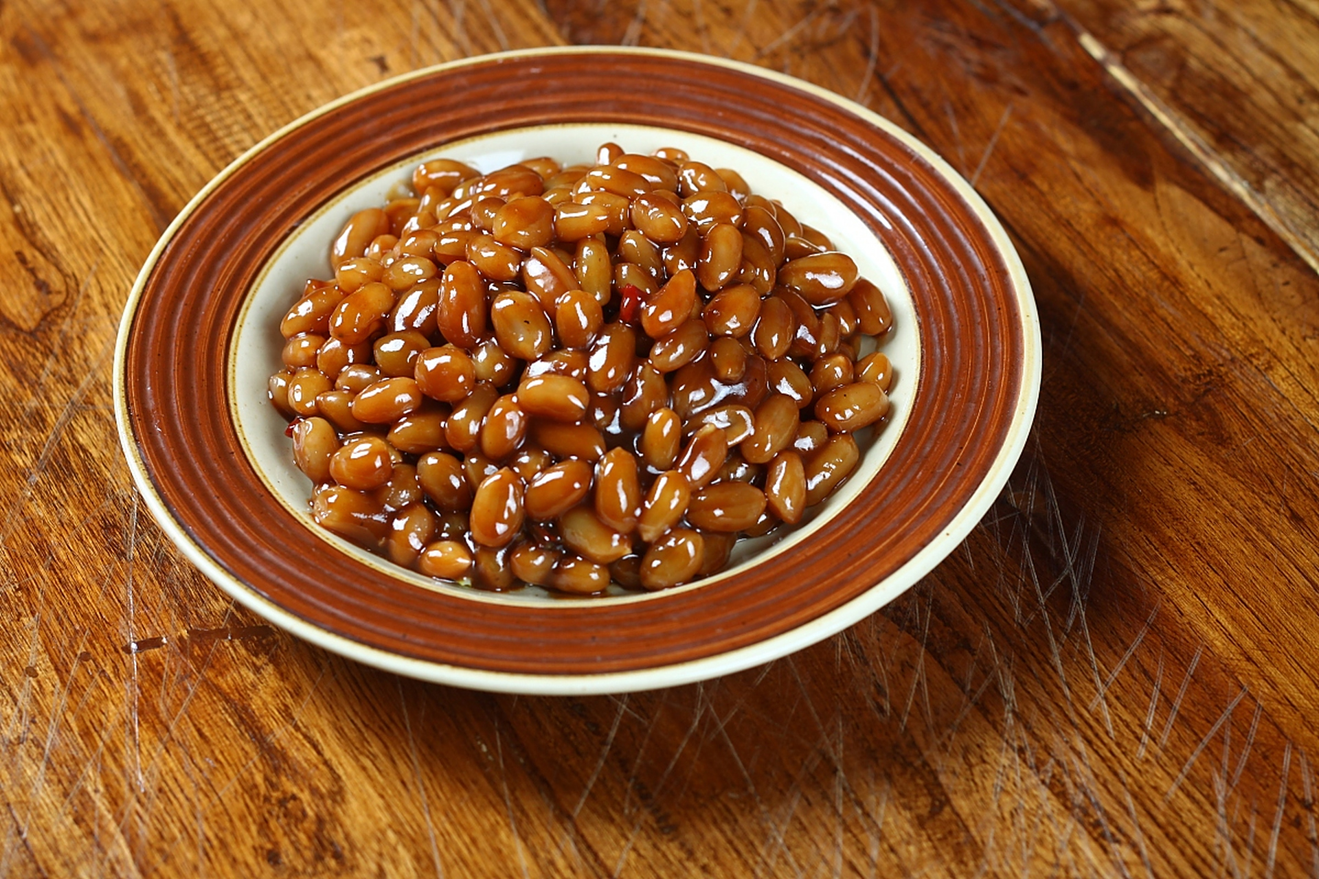 一瓶醇香的白酒,一盘香脆的花生米,一盘清爽的拍黄瓜,一盘鲜嫩的牛肉