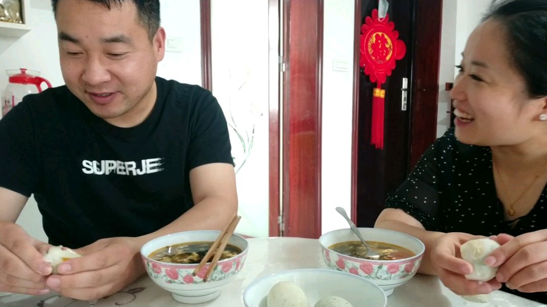 四个鸭蛋一碗紫菜西红柿蛋汤,大脸小刘和媳妇吃美了