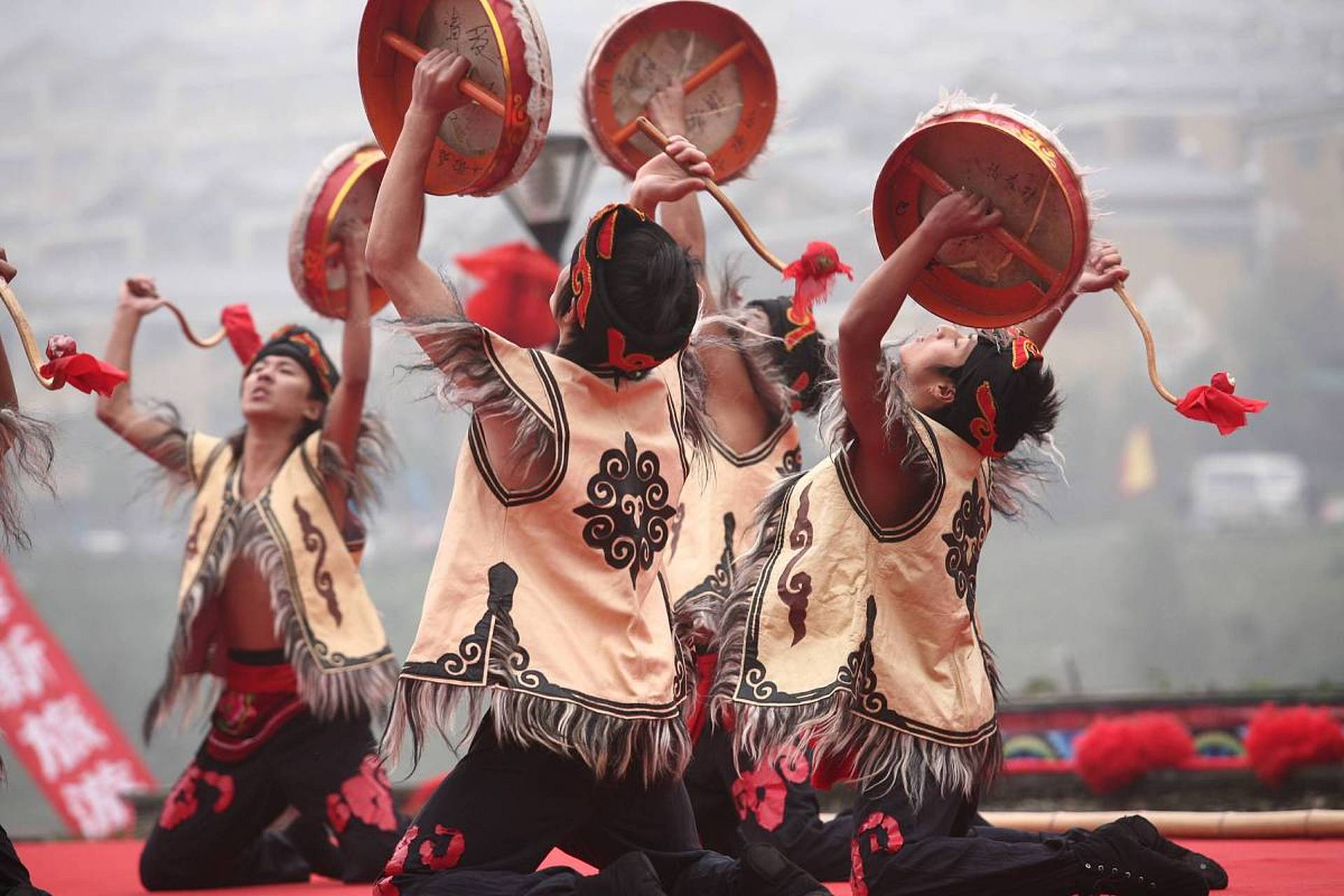 木鼓舞是苗族,彝族和佤族的传统舞蹈之一,是这些民族的重要文化寅产