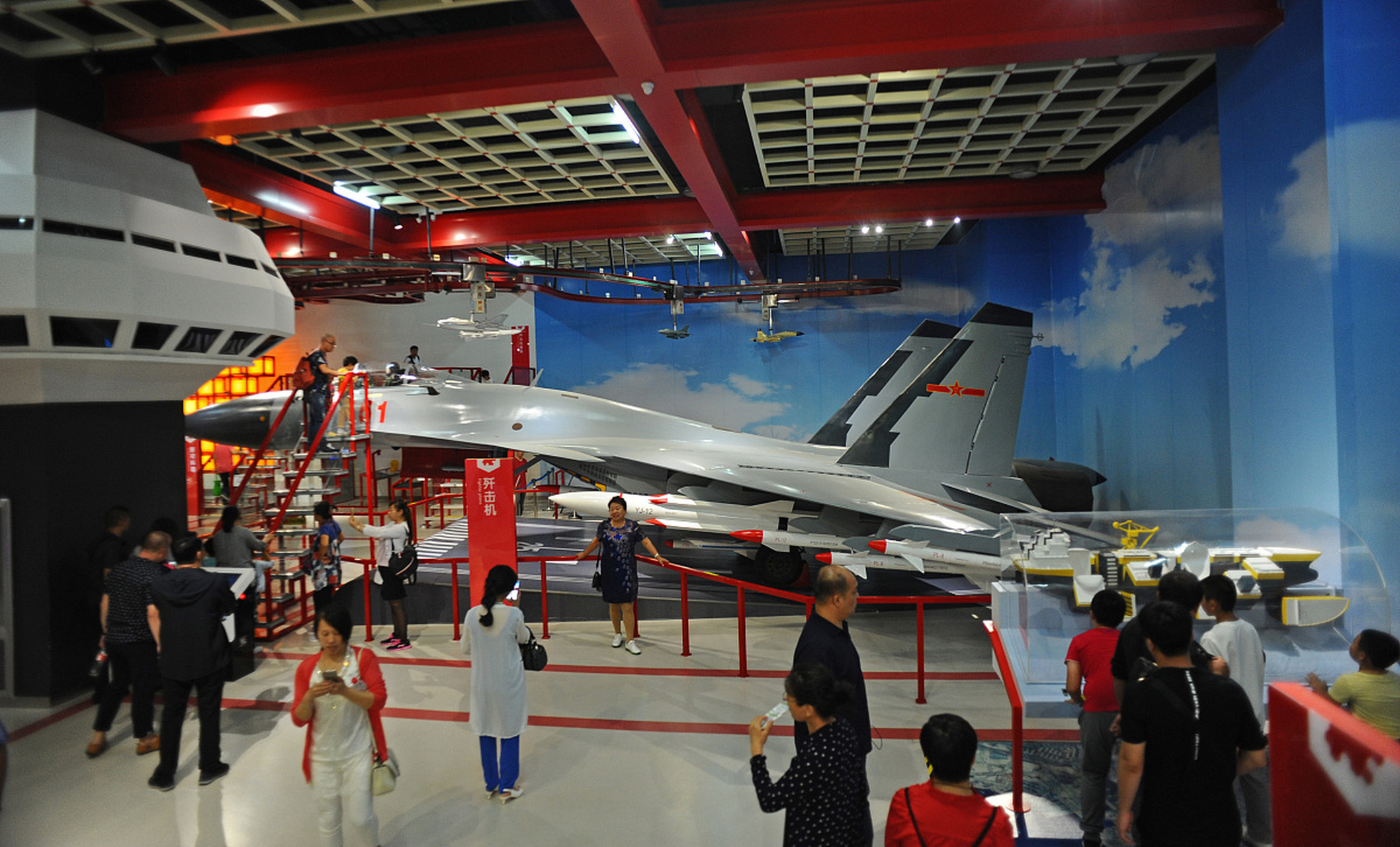 三代机退役留下的数量空缺,可以由加速生产歼16,歼