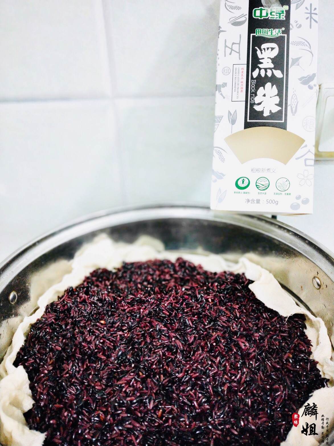 黑米的功效:含蛋白质,碳水化合物,b族维生素,维生素e,钙,磷,钾,镁,铁