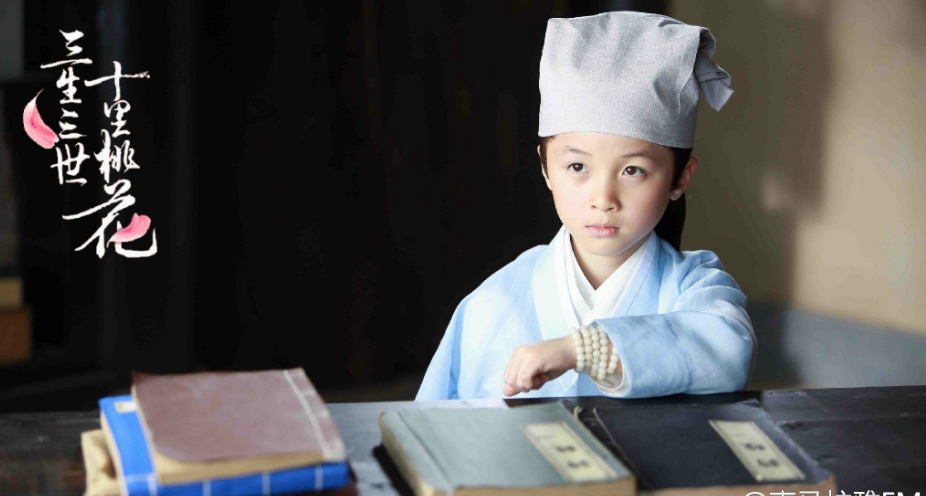 "小夜华"整容式长大,与小时候简直判若两人,网友:发际线堪忧