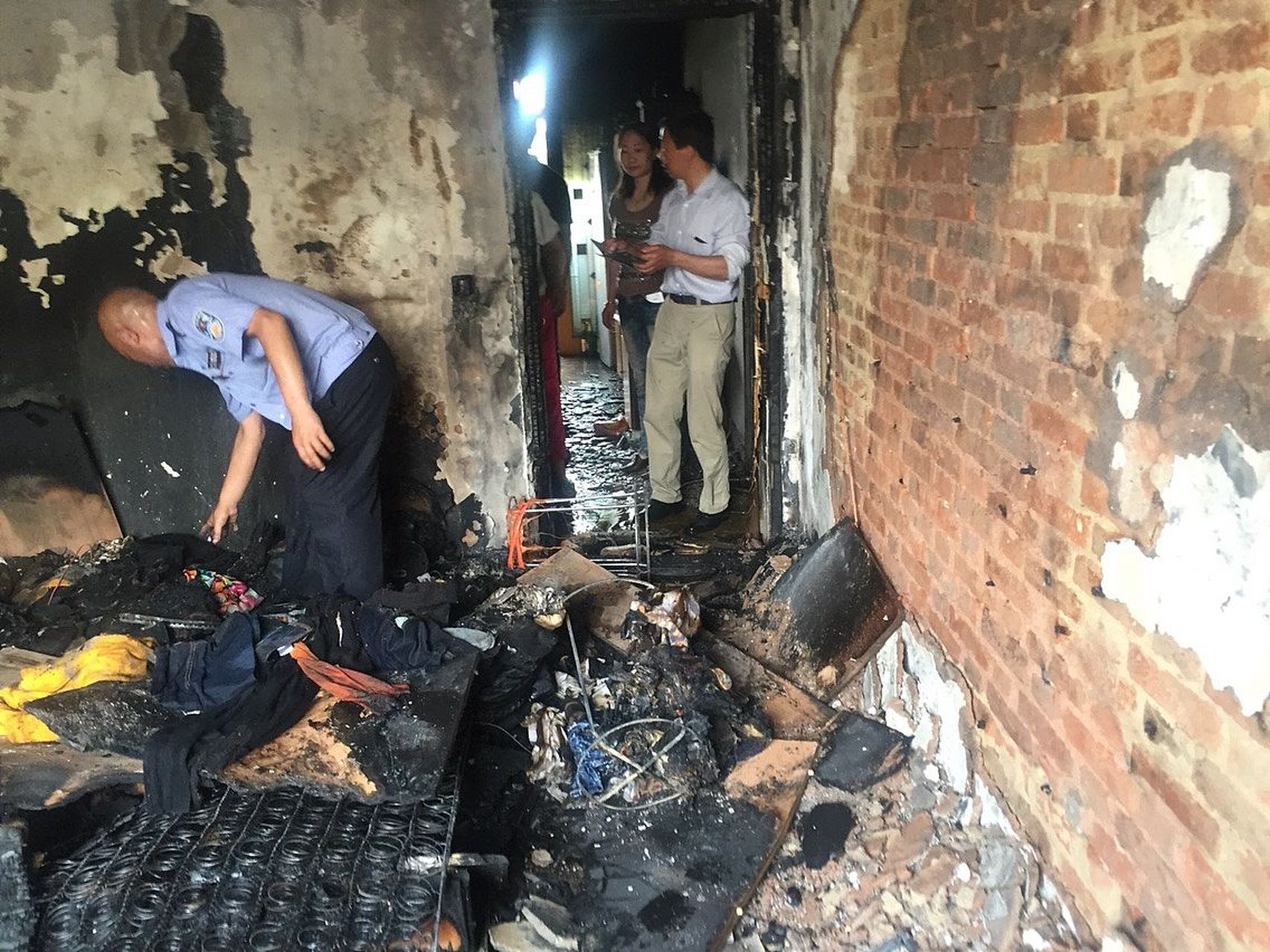 近日,天津市和平区发生了一起电动车电瓶室内违规充电引发的火灾事故.