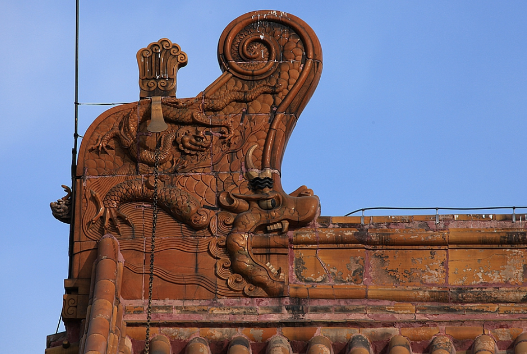 在皇宫,寺庙或者一些大型古建筑的正脊两端都装饰有