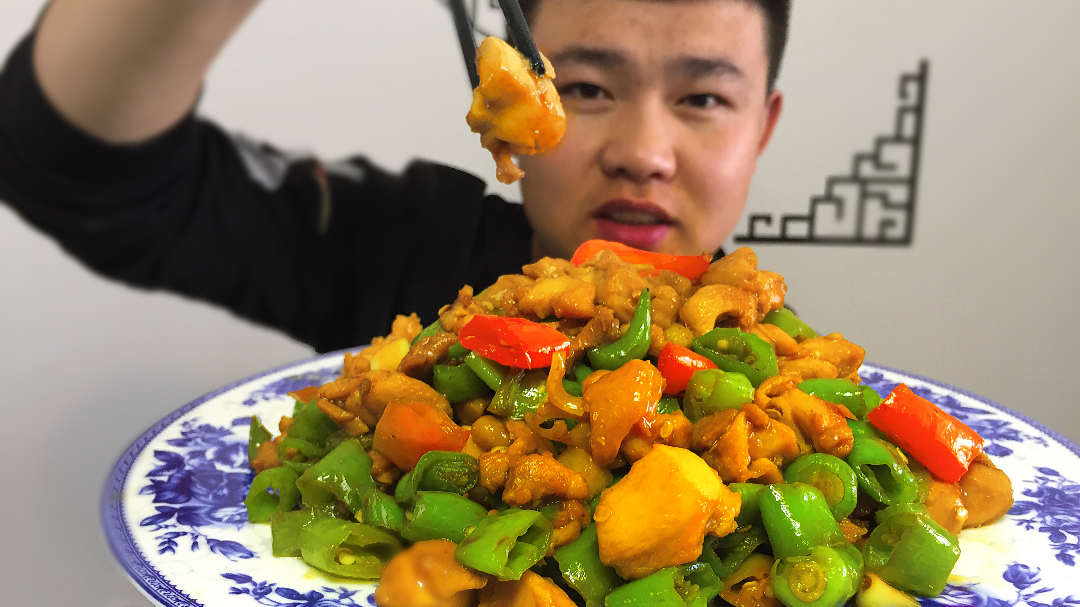 青椒鸡丁很多人选材这一步就错了,分享家常技巧,椒香肉嫩还下饭