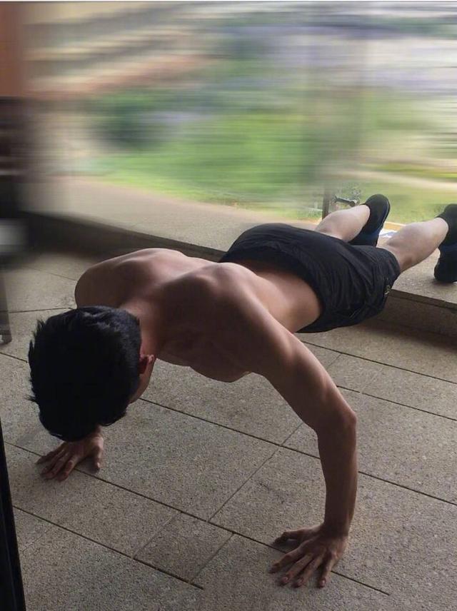 林更新健身照曝光 肚腩消失变肌肉型男