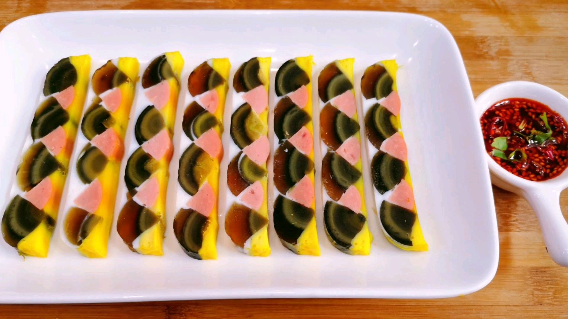 用松花蛋鸡蛋火腿肠,做出颜值高味道好的三色蒸蛋,配上蘸料真香