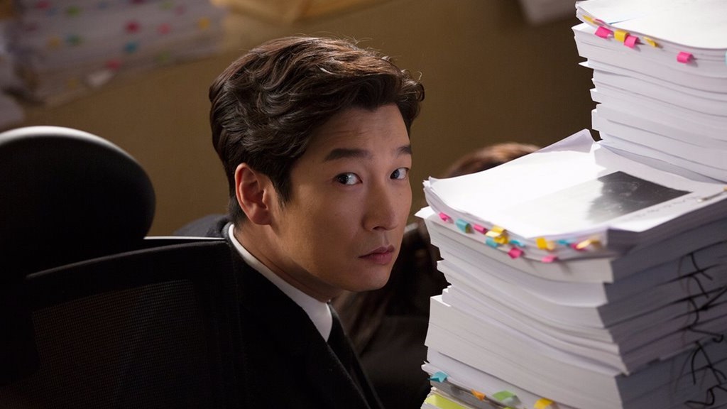 《信号》该剧主要讲述现在的刑警朴海英和过去的刑警李材韩通过老式