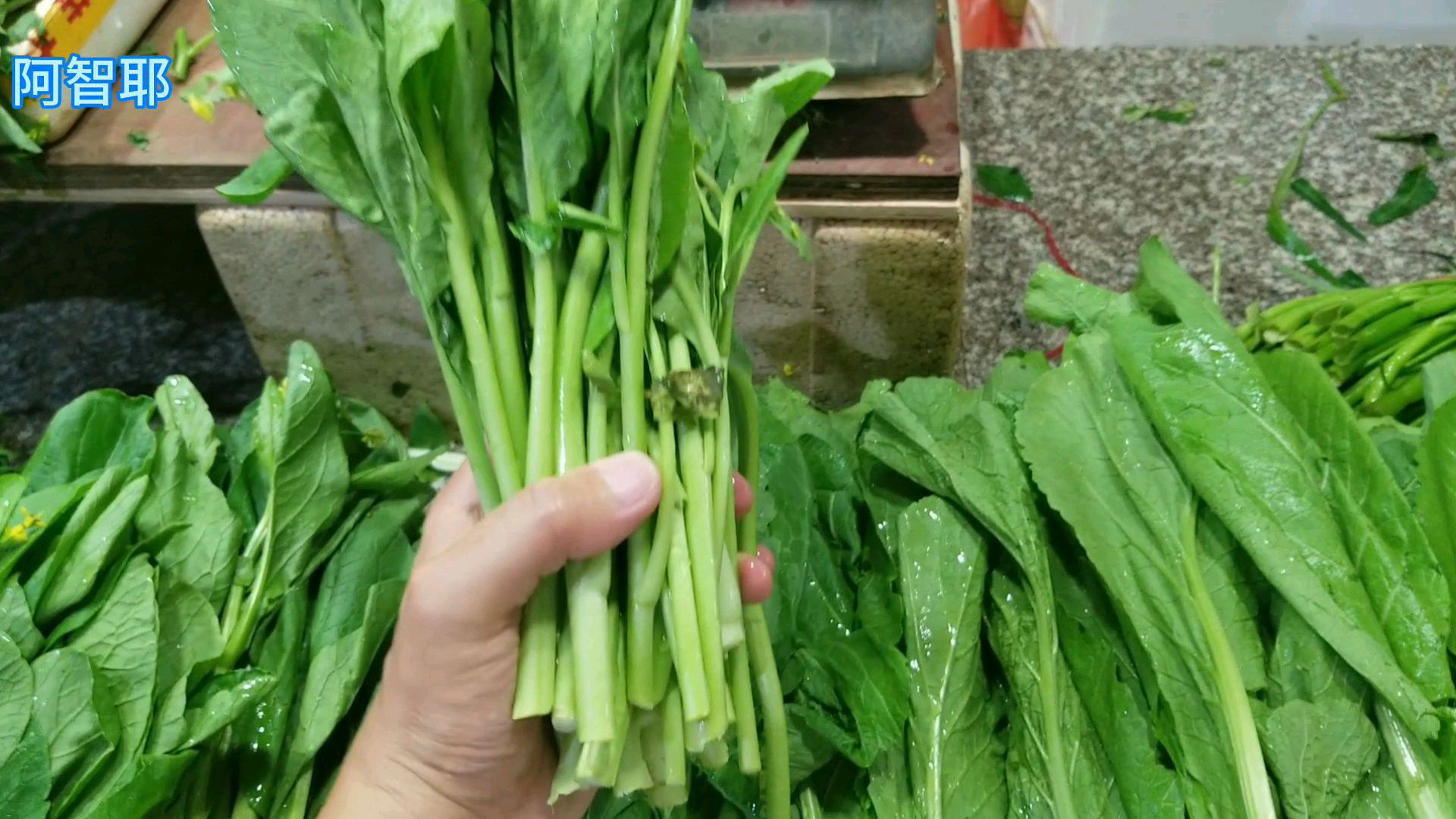 去市场买菜 最近爱上水煮青菜 沾点这些很好吃 而且又健康