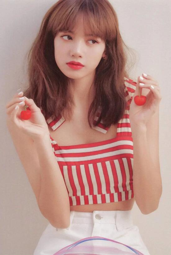 lisa把吊带背心穿火了 这么搭时髦显瘦又高级