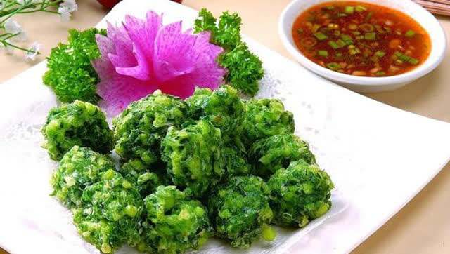 韭菜丸子配上香醋吃起来特别清爽