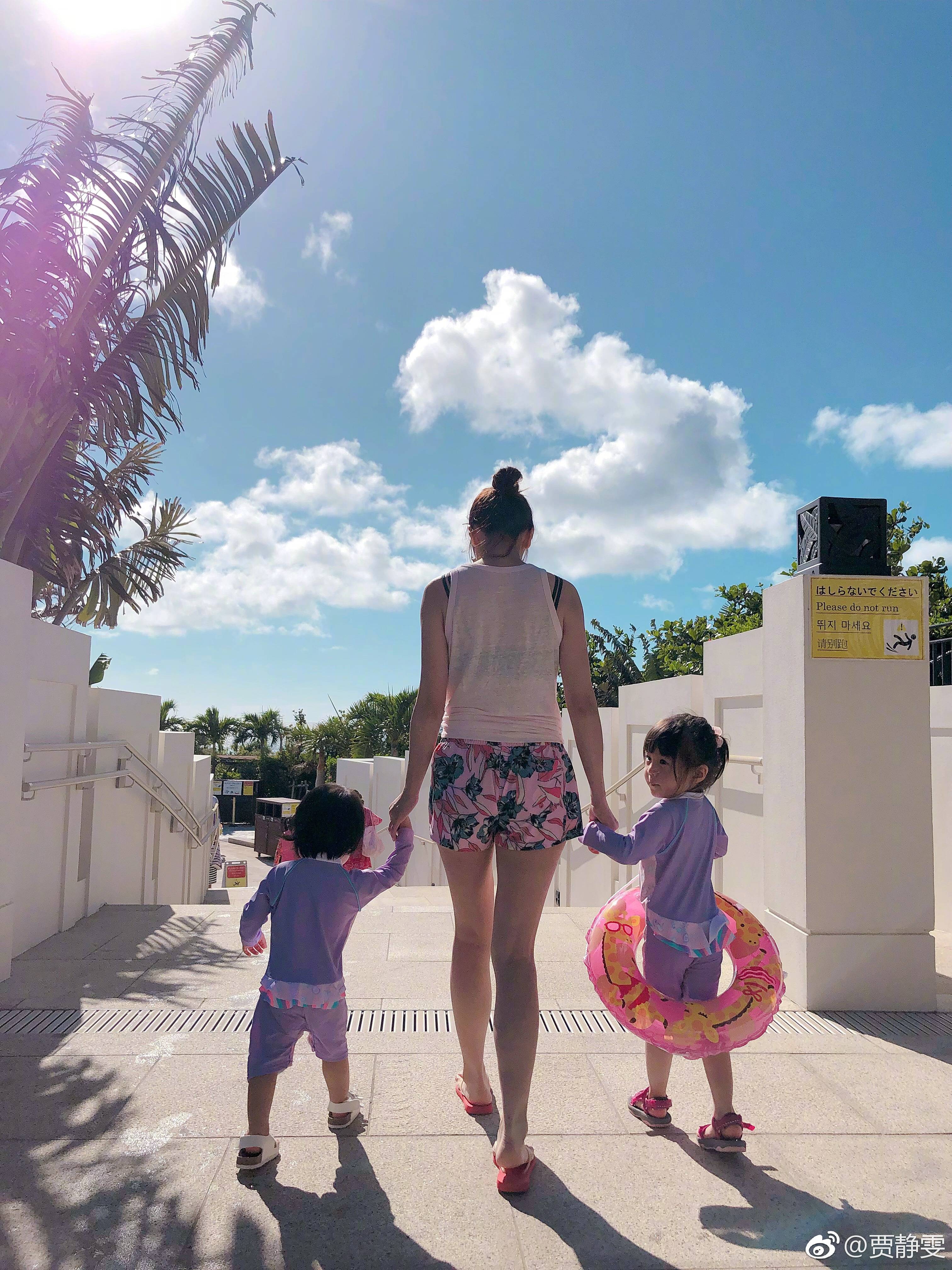 贾静雯晒咘咘波妞泳装照片!