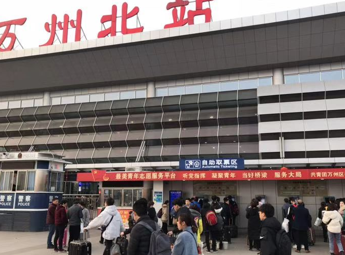 渝万城际迎返校高峰单日首次开行28对动车创纪录