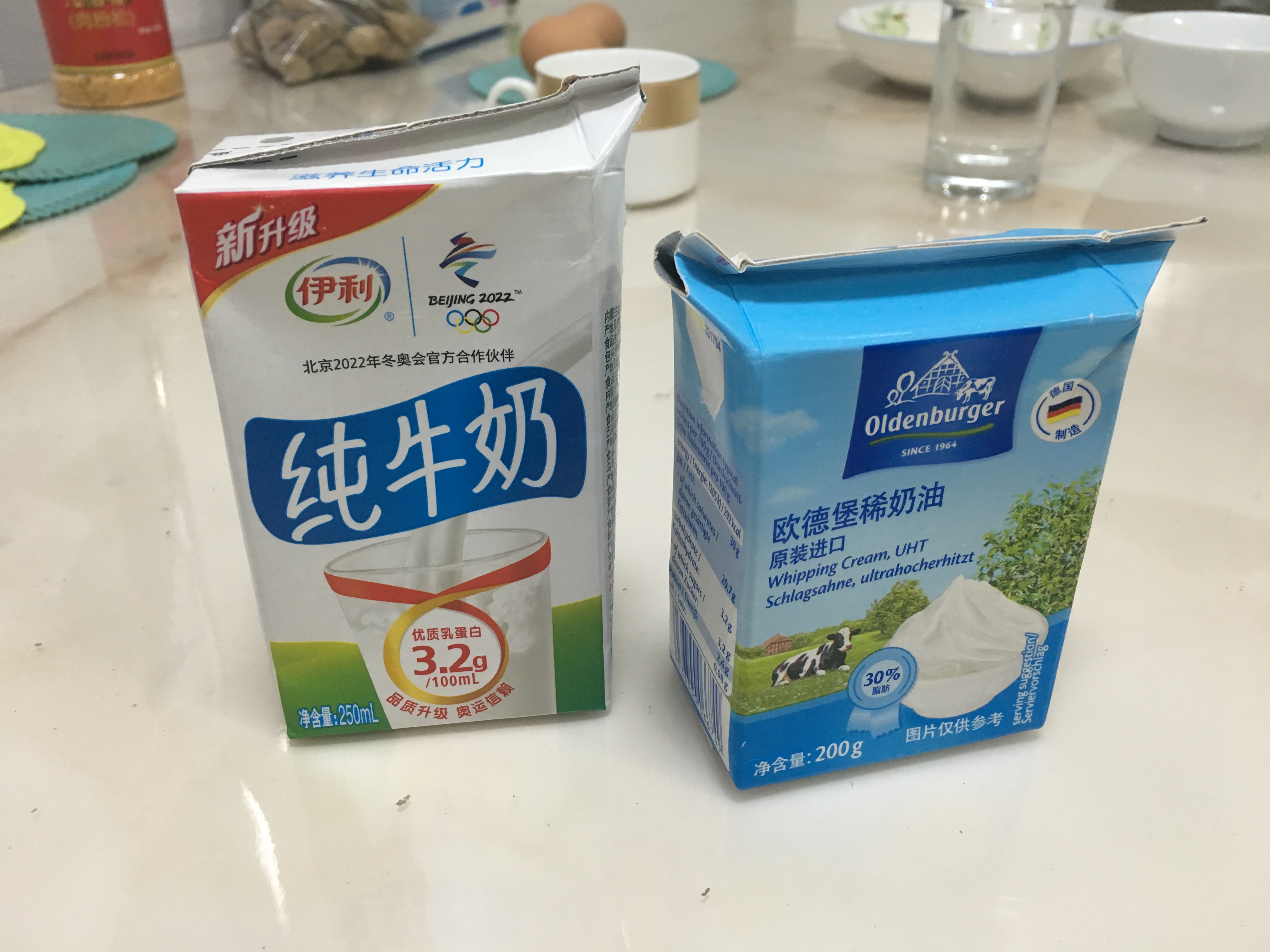 步骤  :把牛奶75克,加淡奶油150克倒入鸡蛋盆里,加入砂糖后,放进锅里