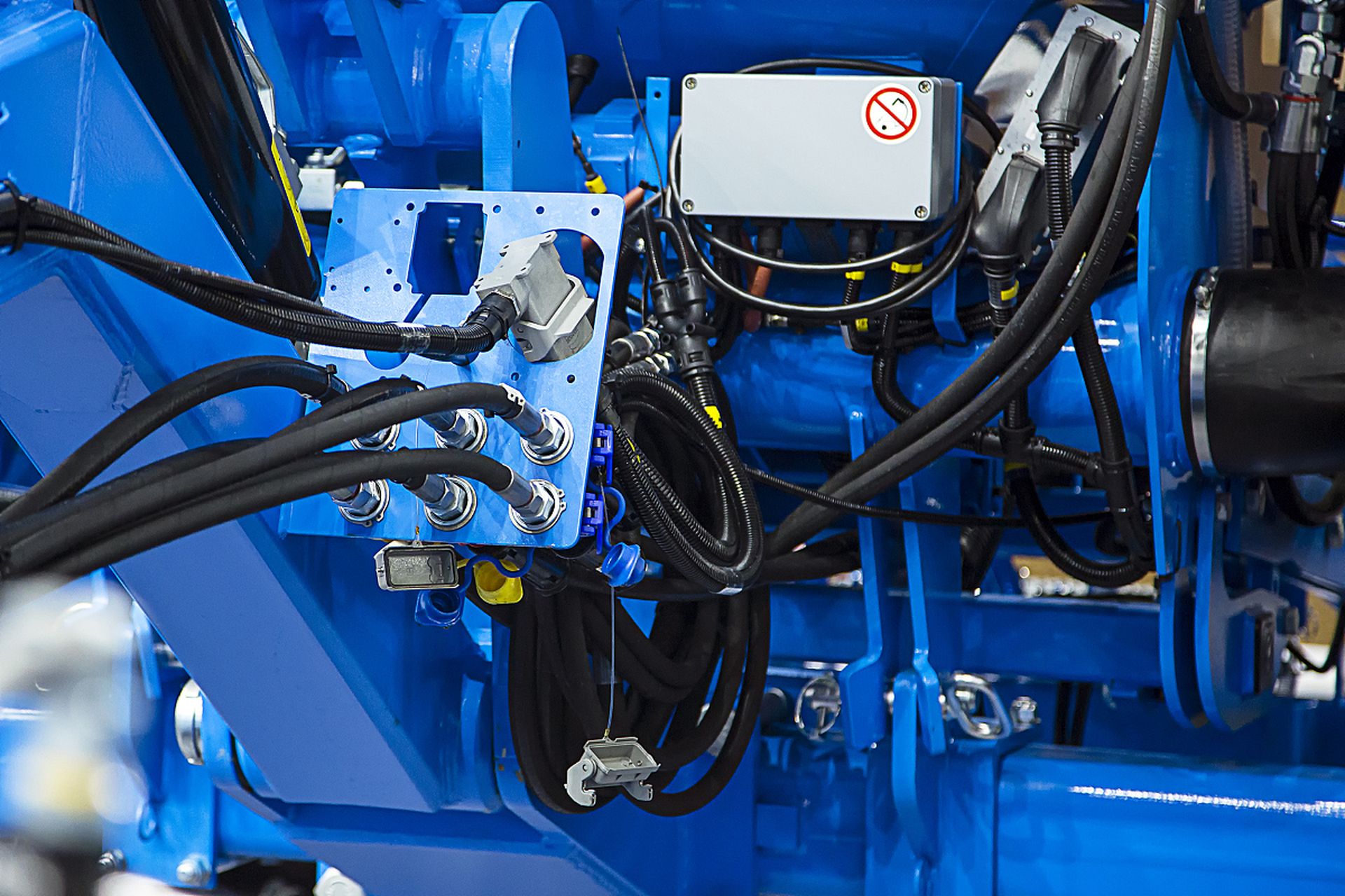 液压传动|液压技术的发展及在工业在的应用  在现代机械工程中,液压