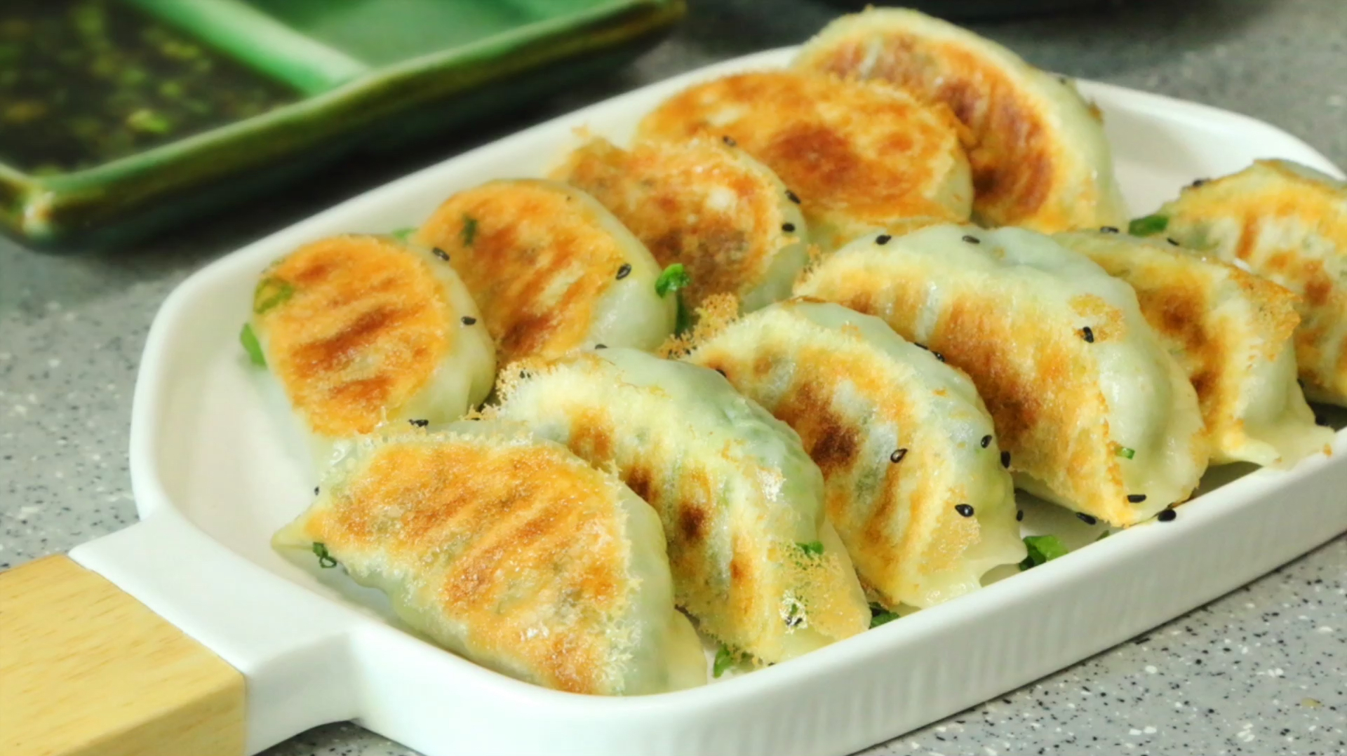 母亲节和老妈一起包饺子,韭菜鸡蛋调馅有妙招,今天换个吃法!