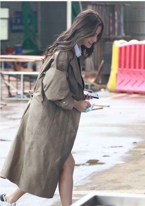 杨颖"下车照"被疯传,镜头特写到她的腿,全网直男快速截图