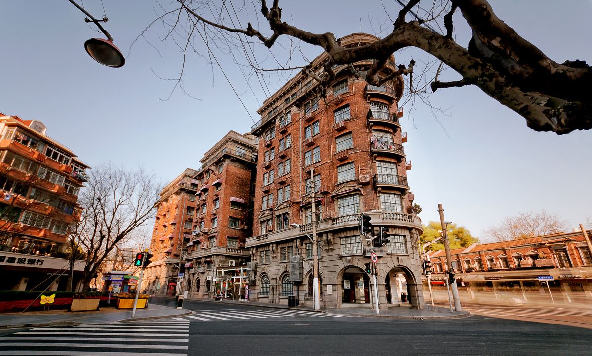 新华路是上海一条著名的特色风情马路.