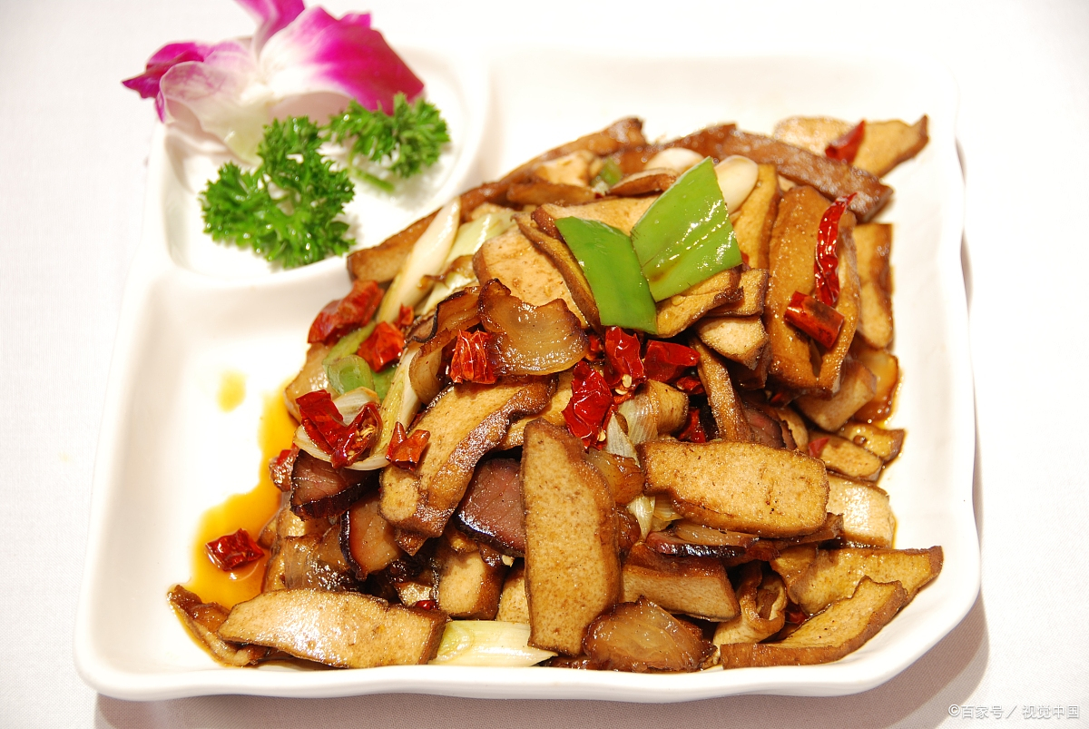 大家好,欢迎来到农村美食课堂,今天给大家介绍一道家常菜香干炒肉的