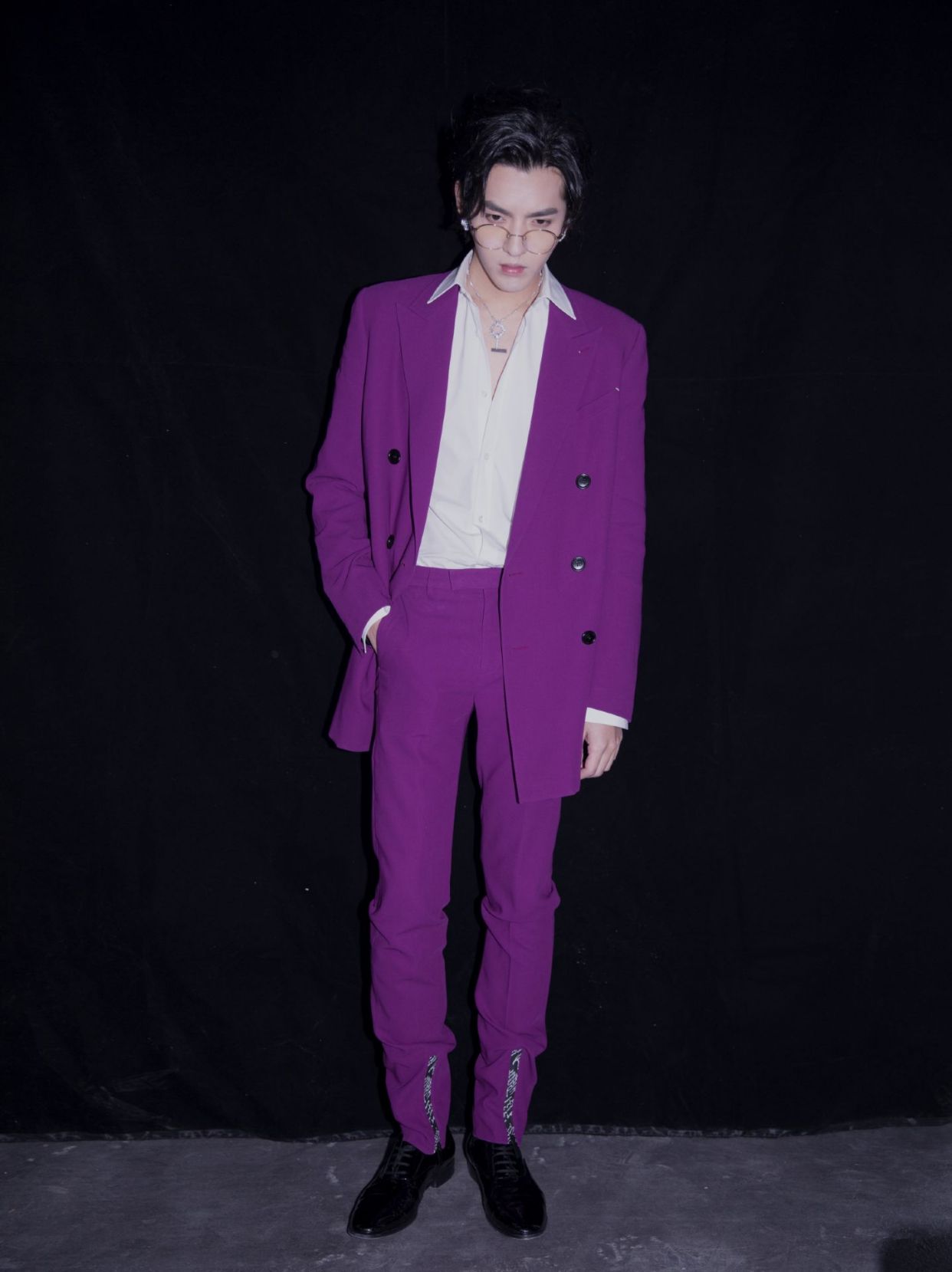 紫色不适合男生穿?no,人家吴亦凡凹造型,帅着呢