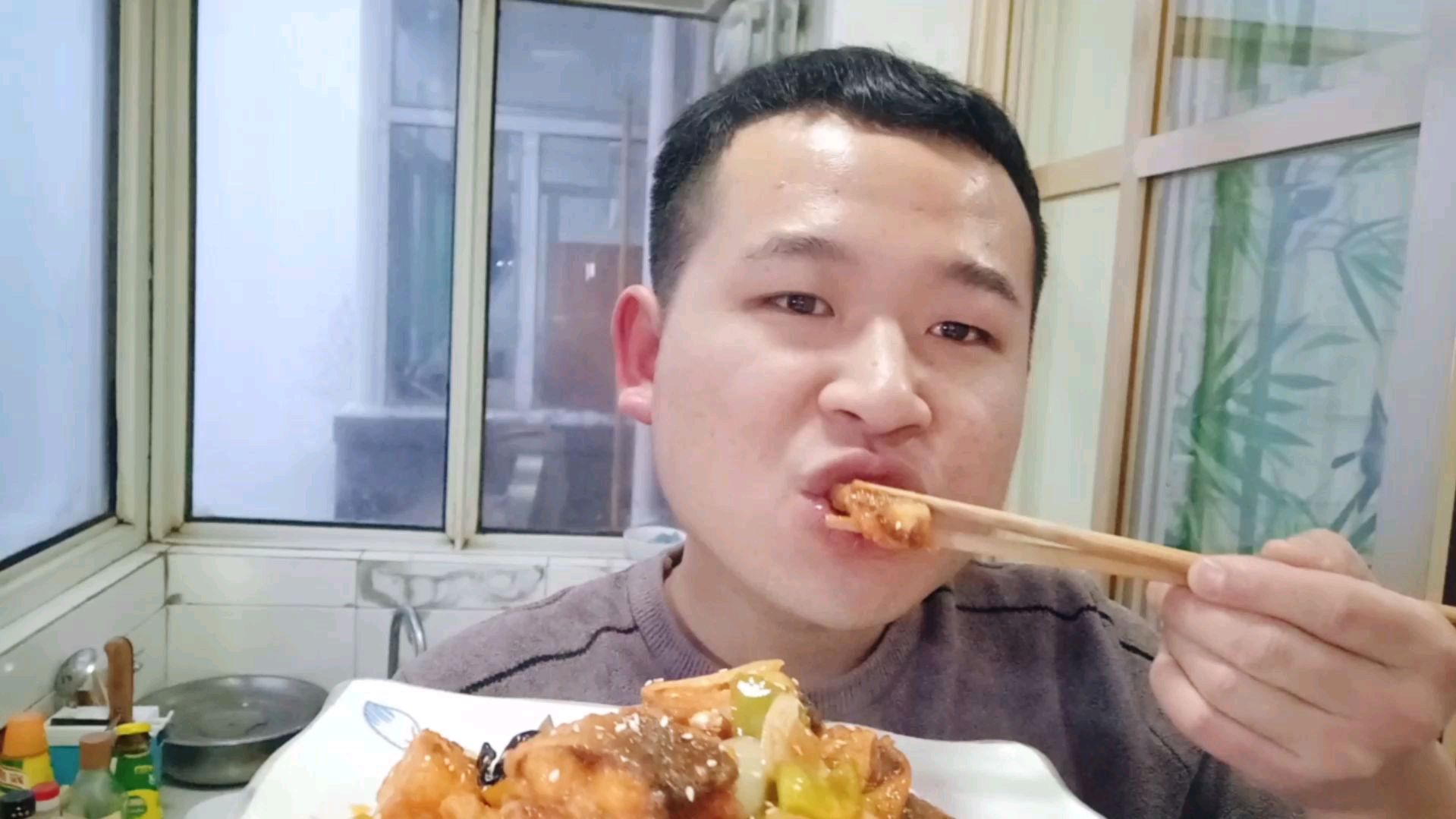 小飞做了一大盘红烧鱼块,吃了一口外焦里嫩,太美味了,真赞