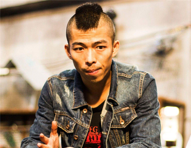 电影中"黄毛"造型邋遢,生活中却是文艺青年,颜值让迷妹欢呼!