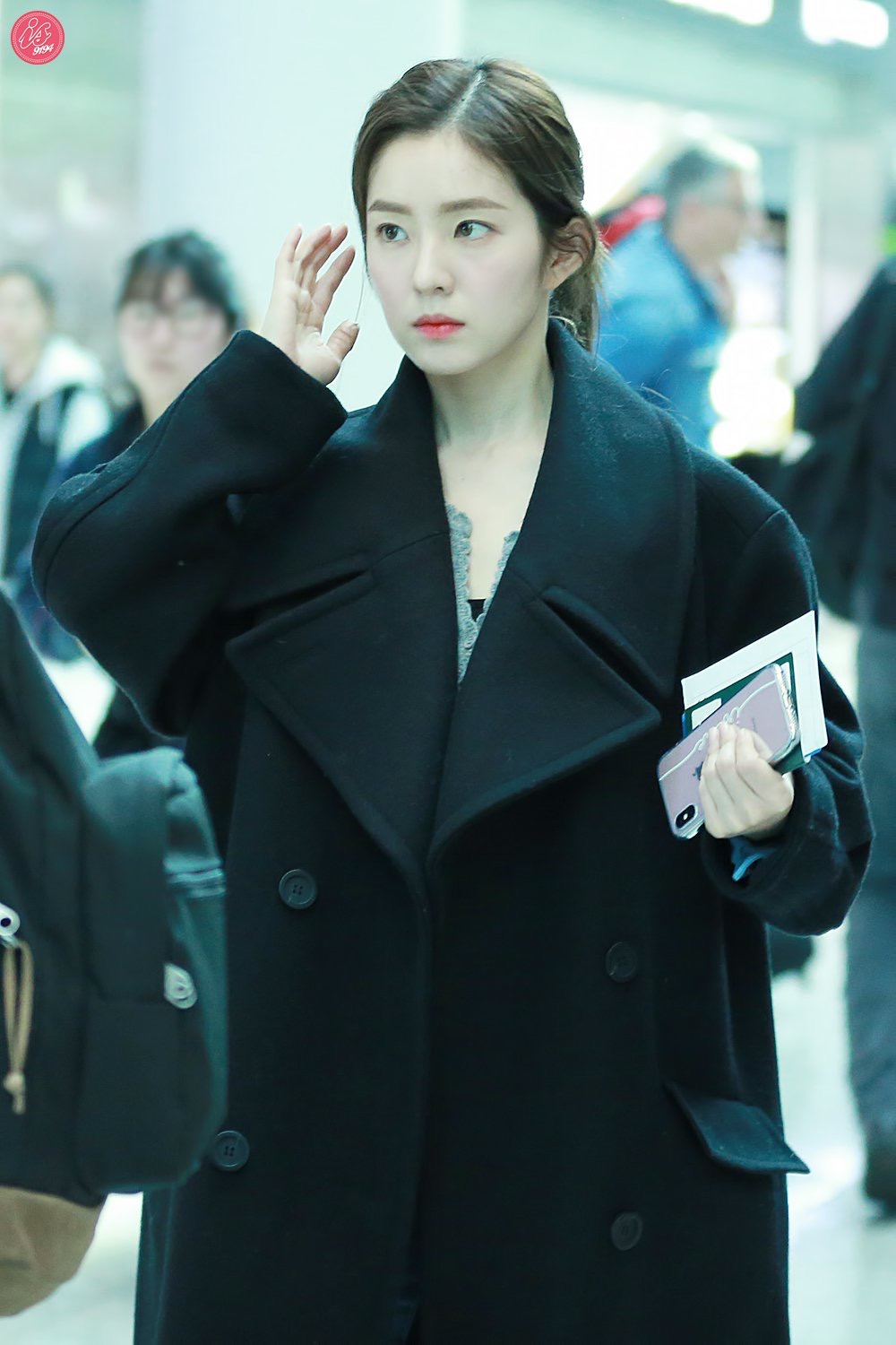 韩国女团red velvet成员irene现身机场:眼神灵动,皮肤白皙嫩滑