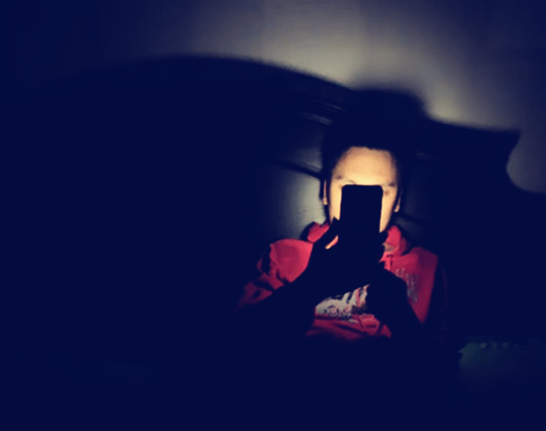 反正明天不上班熬会夜没啥,自我安慰式熬夜,你有吗?
