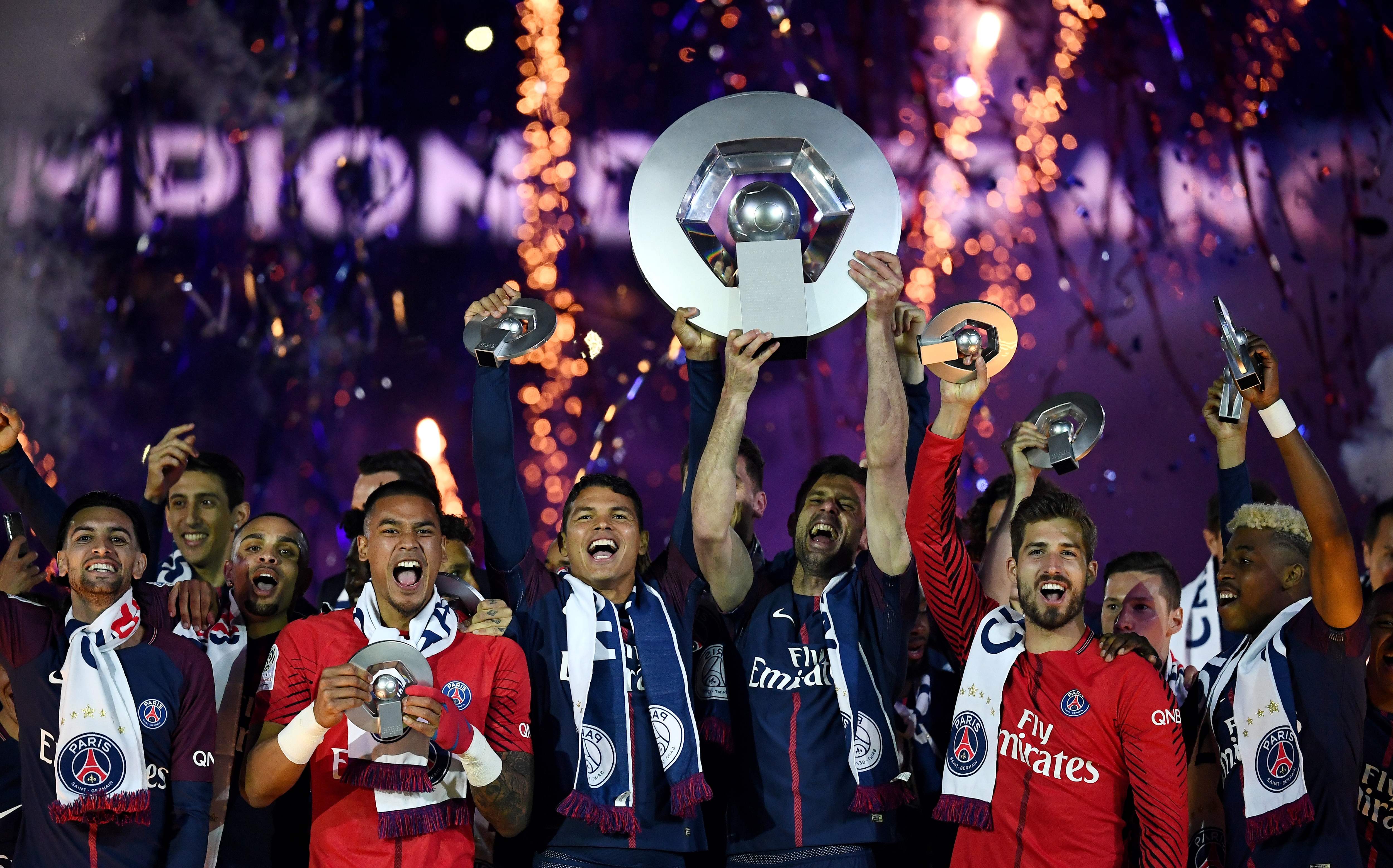 足球——法甲:巴黎圣日耳曼获颁联赛冠军奖杯(2)