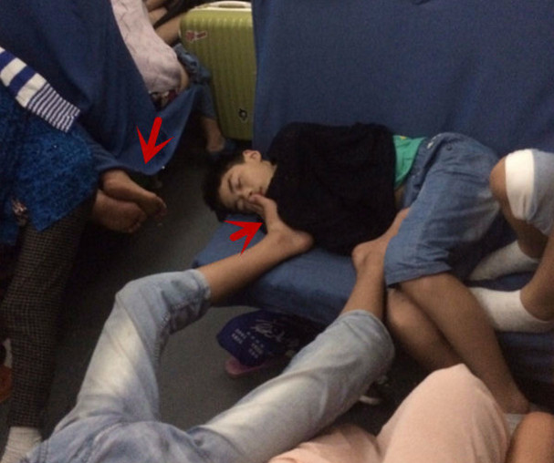 2019年春节临近,春运开始了,看看火车上都有哪些奇葩睡姿