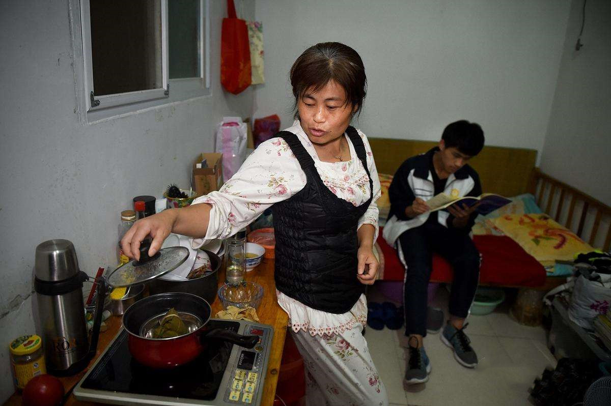 高考前夕,毛坦厂中学陪读父母的感受,回答:感觉像是刑满释放