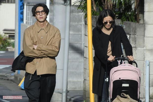 荣仓奈奈与丈夫贺来贤人带娃外出 共度休息日