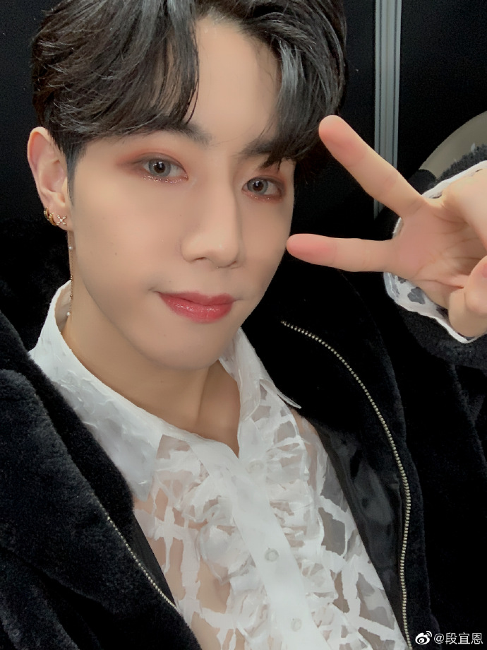 段宜恩三张自拍照新鲜出炉!精致的如同洋娃娃一般