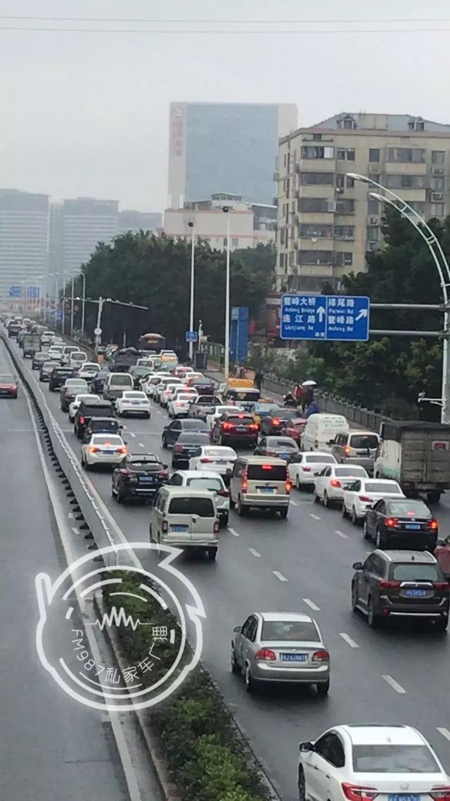 突發!福州鰲峰大橋,8路公交車撞歪信號監控杆,一人送醫…