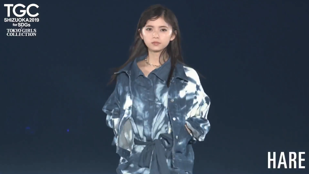 t台上走猫步的斋藤飞鸟,当她回头的瞬间,不愧是神选中的颜值!