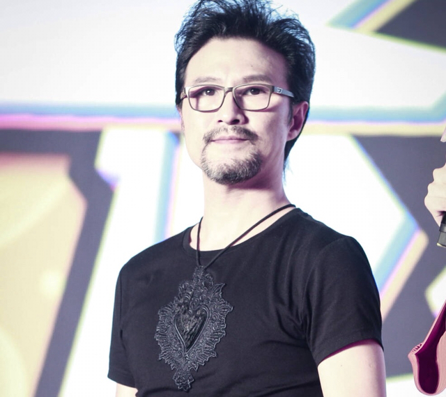 汪峰一身黑装亮相,脸上胡须很抢眼