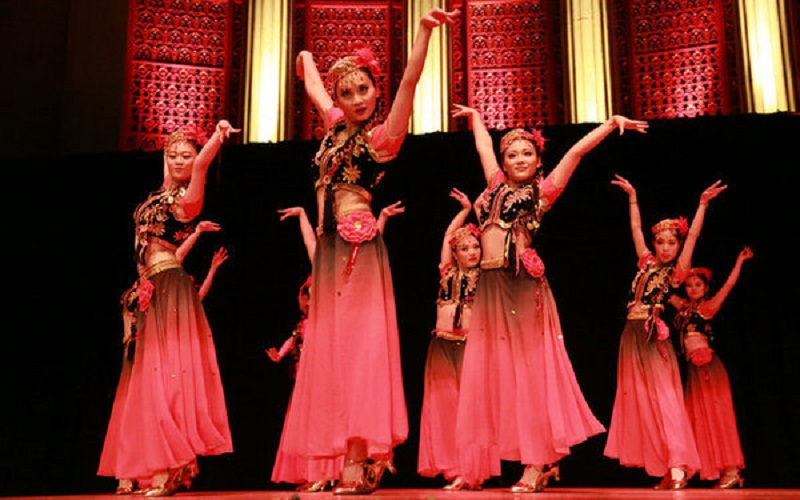 多朗舞在古西域乐舞基础上,融会了多朗人的生活动态和坚毅的性格