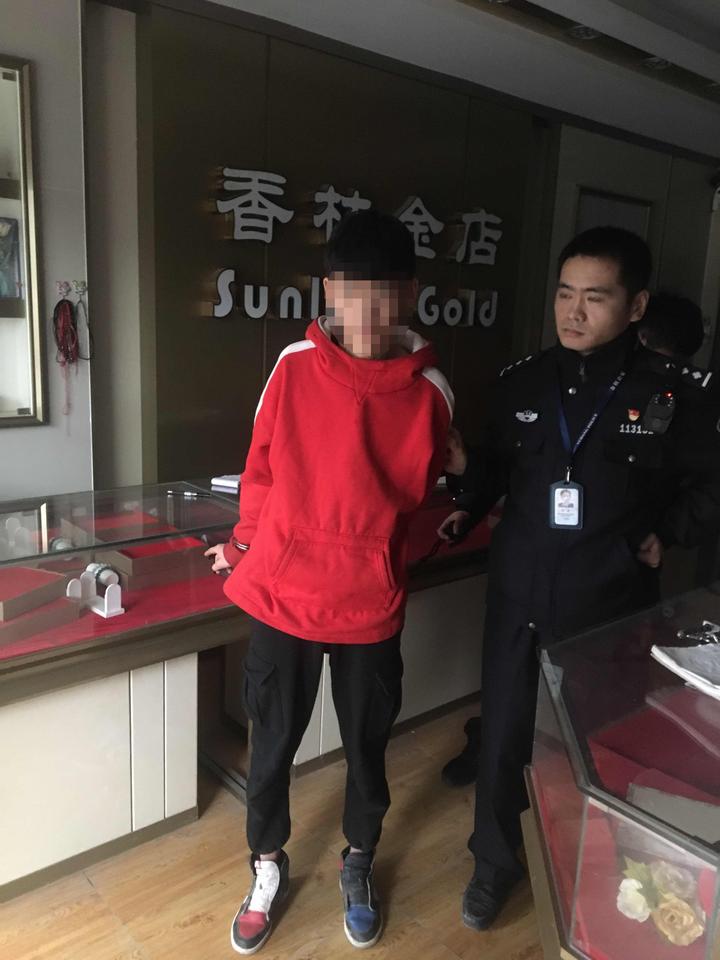 偷了金店后小伙子一盘游戏还没打完,警察就找上门了