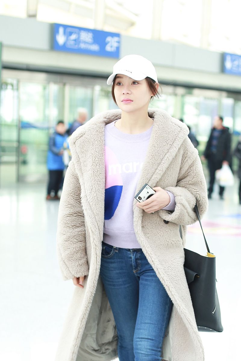 袁姗姗休闲大方穿搭现身机场,白色棒球帽凸显白皙肤色