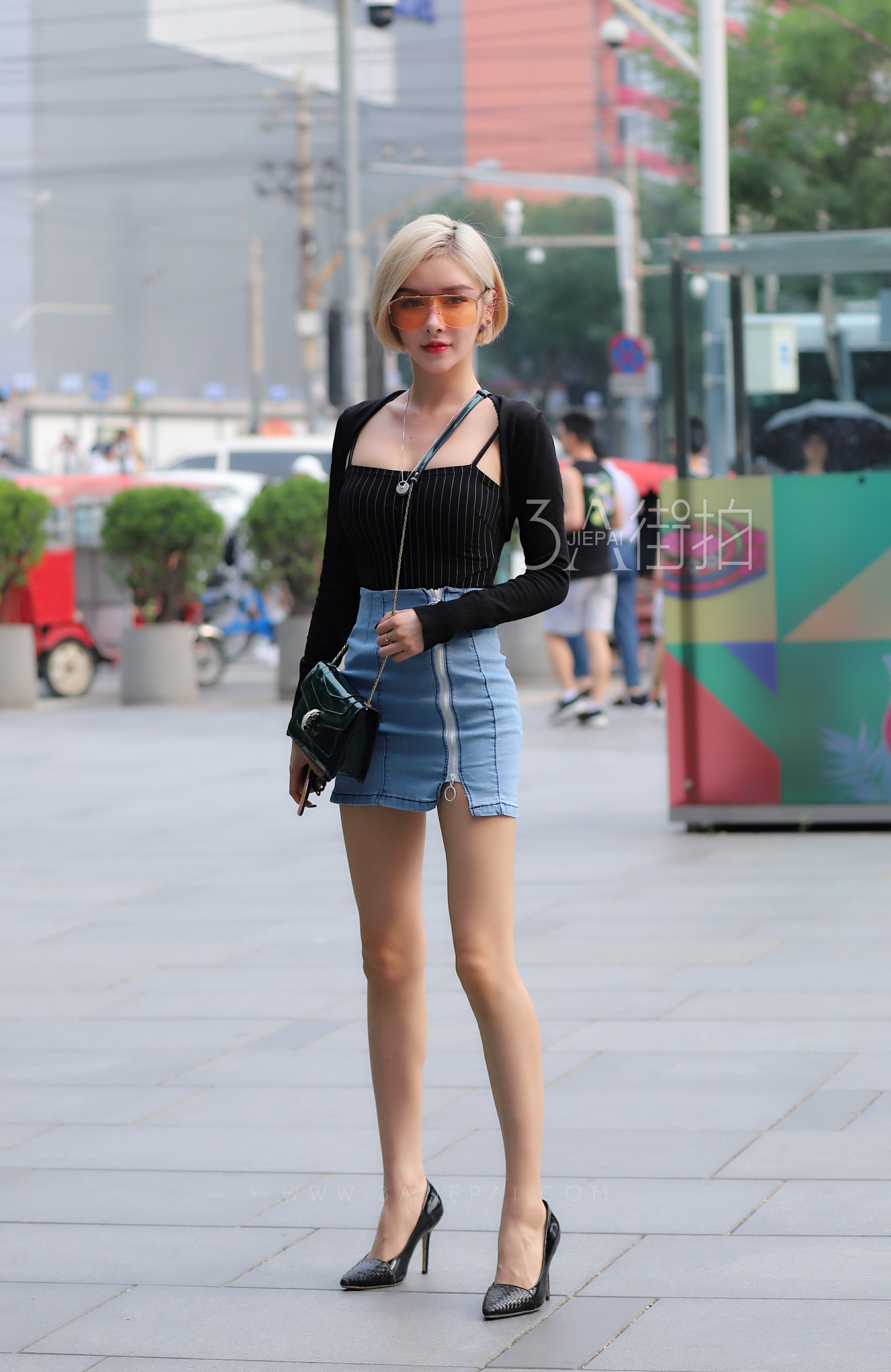 时尚街拍:卷发气质美女,低胸蕾丝吊带连衣裙,散发无限诱惑力!